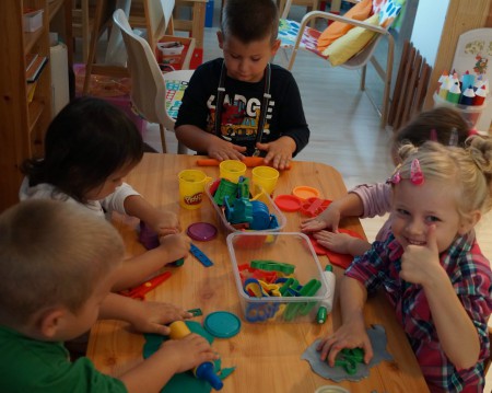 ...spracovávanie modelovacej hmoty - prirodzený rozvoj jemnej motoriky